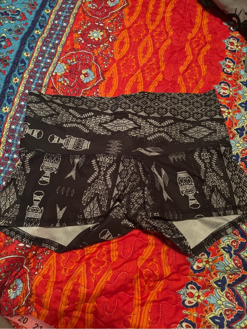 teeki Black Tribal Pattern Shorts Size Medium A00437